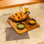 Assadeira Facile com Malgas e Suporte de Madeira Santana