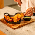 Assadeira Facile com Molheiras e Suporte de Madeira Santana