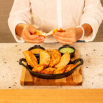 Assadeira Facile com Molheiras e Suporte de Madeira Santana