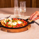 Bifeteira redonda com suporte de madeira Santana