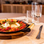 Bifeteira redonda com suporte de madeira Santana