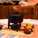 Fondue com Molheiras e Suporte de Madeira Santana