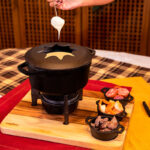 Fondue com Molheiras e Suporte de Madeira Santana