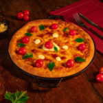 Forma de Pizza com Suporte de Madeira Santana