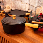 Panela de ferro com Cabo de Madeira e Tampa de Ferro Santana