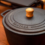 Panela de ferro com Cabo de Madeira e Tampa de Ferro Santana