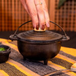 Panela Tripé com tampa de Ferro 500ml Santana