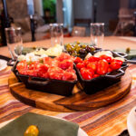 Petisqueira conjunto com suporte de madeira Santana